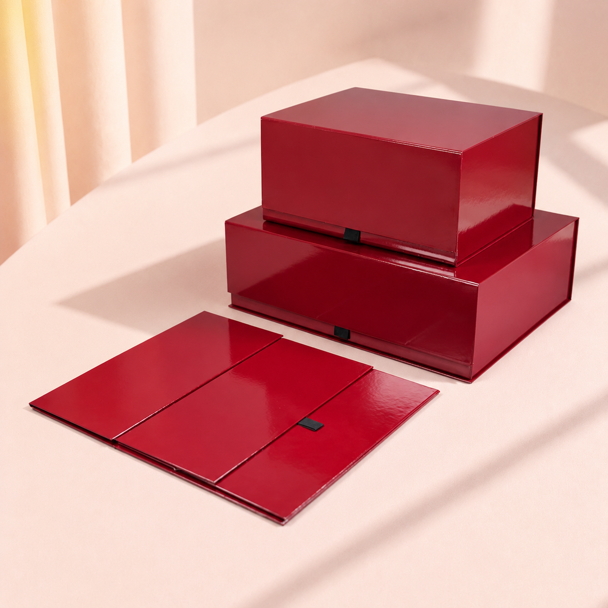 Red collapsible gift boxes in multiple sizes with flat panel